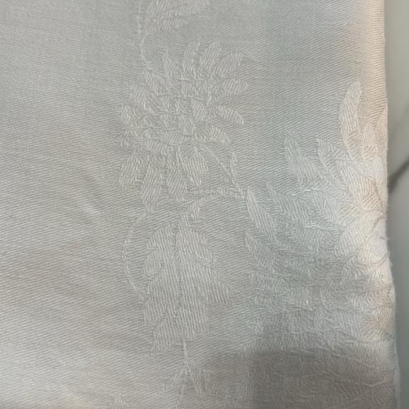 White Tablecloth with napkins - Picture 2 of 2